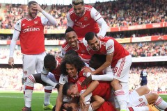 萨哈：足球新星头球神技助球队，与亨利风格相似成关键球员